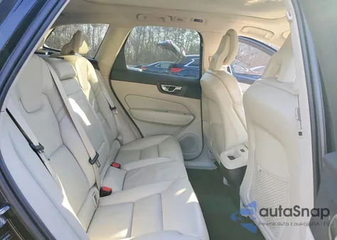 2018 Volvo Xc60 T5 z USA, uszkodzony, nr VIN LYV102RK7JB122329